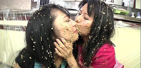  Subtitled extreme Japanese natto sploshing lesbians
